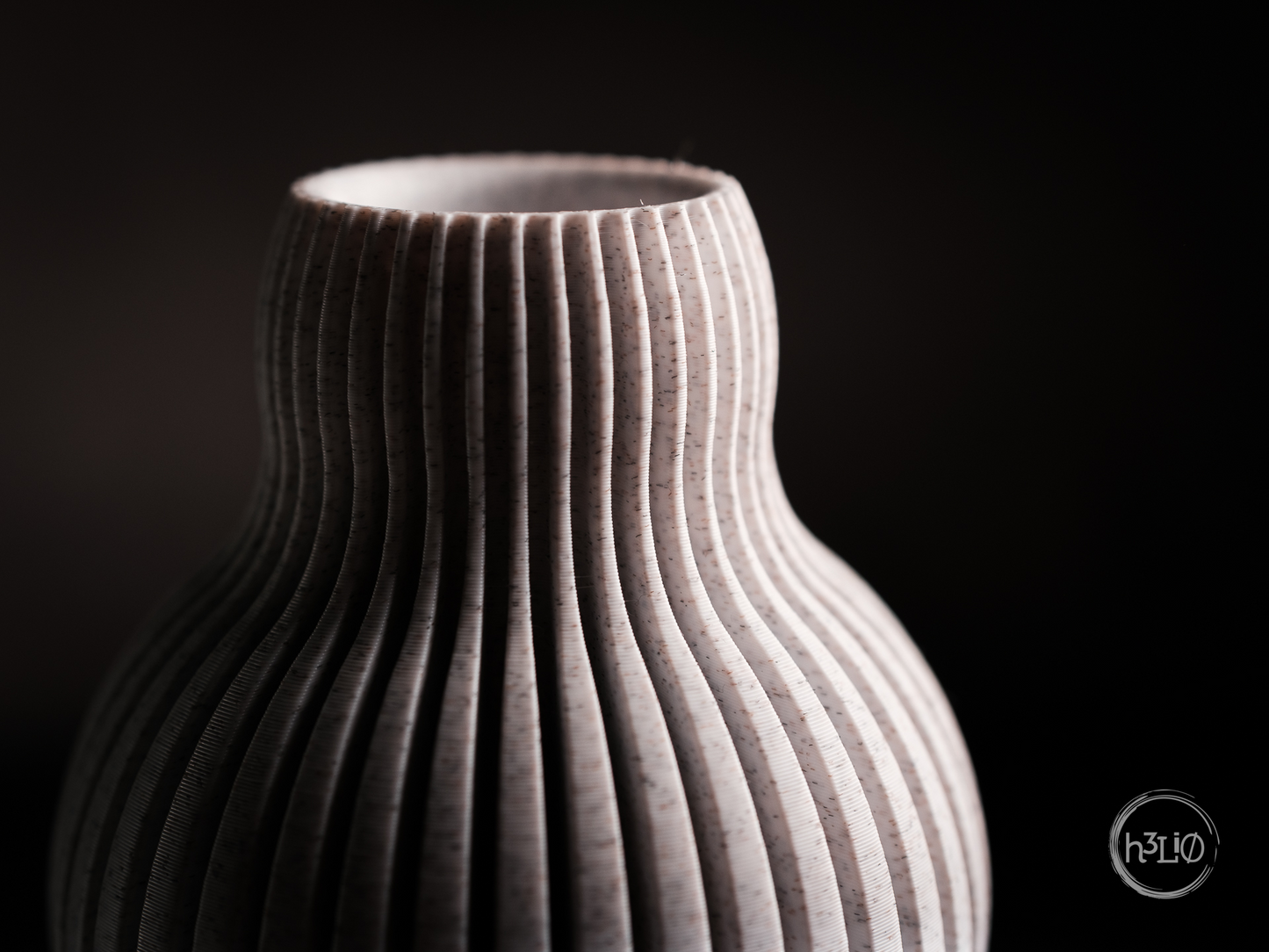 Nimbus Vase – Geriffelte Eleganz für Blumen