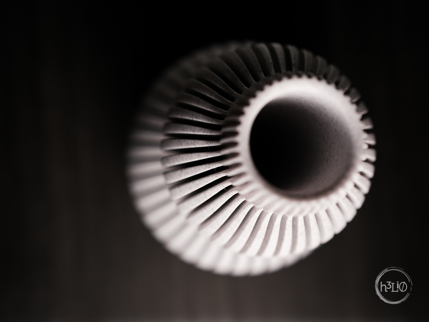 Nimbus Vase – Geriffelte Eleganz für Blumen