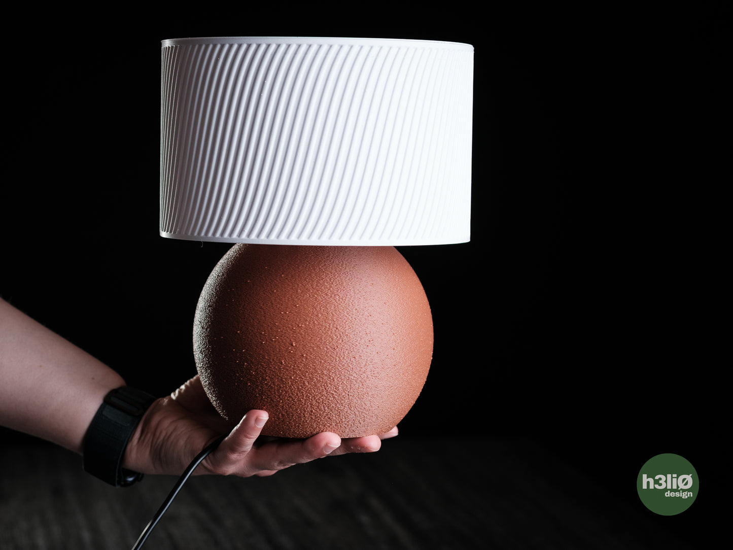 Sines Tischlampe – Sanftes Licht für deinen Schreibtisch