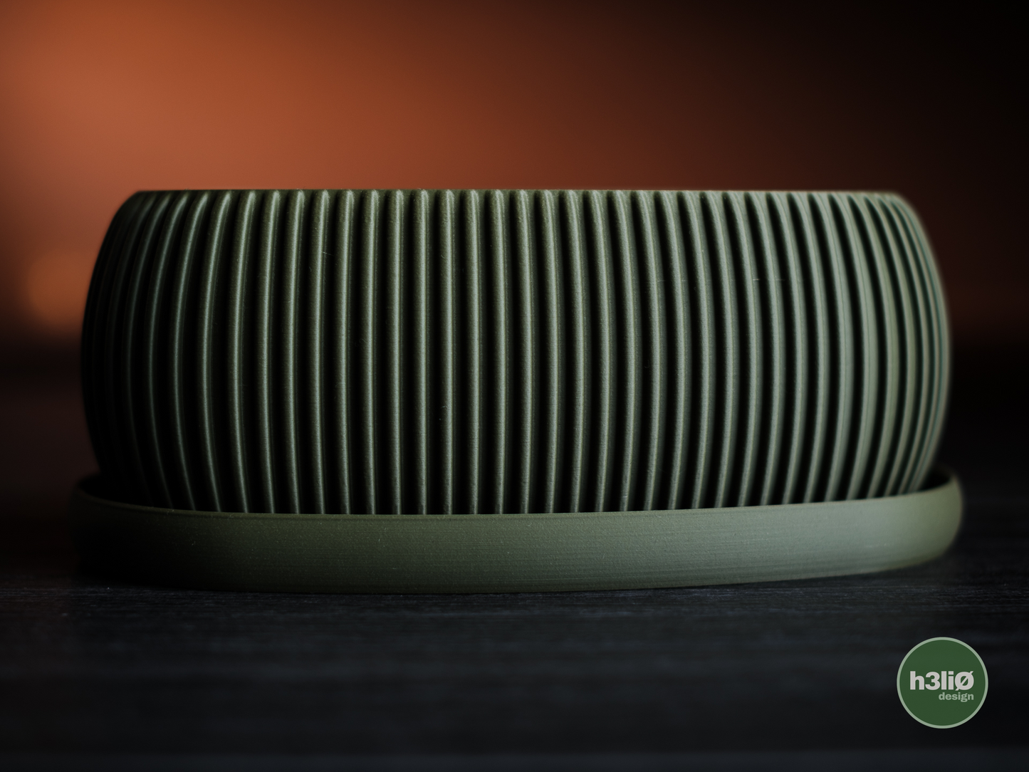Terra Pflanzgefäß – Geripptes 3D-Design für elegante Grünflächen