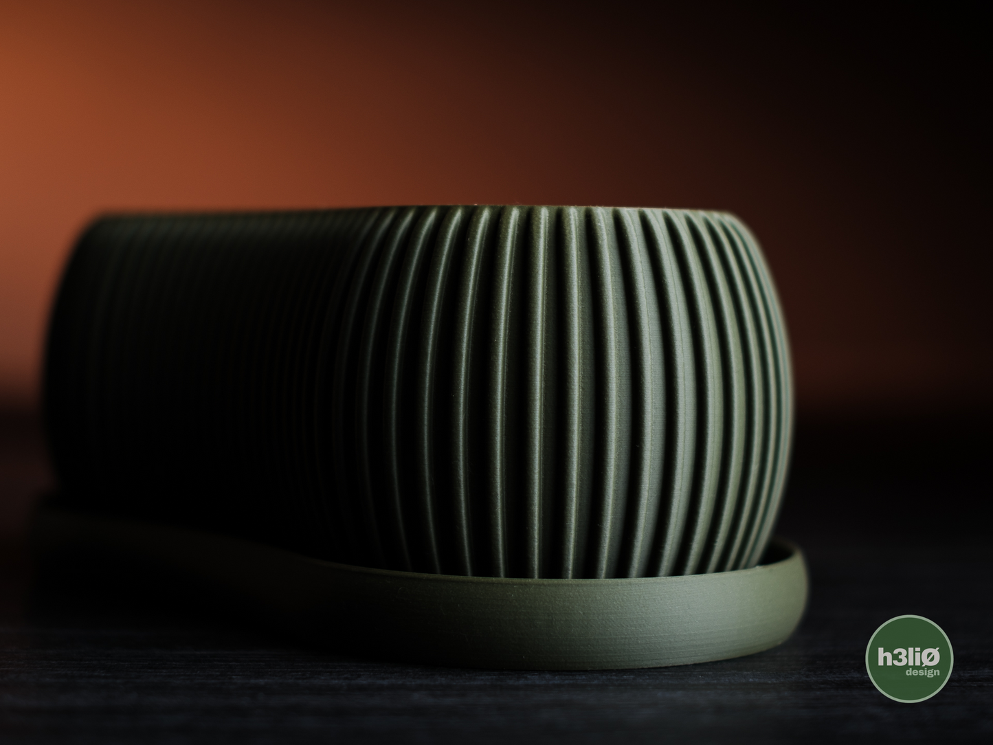 Terra Pflanzgefäß – Geripptes 3D-Design für elegante Grünflächen